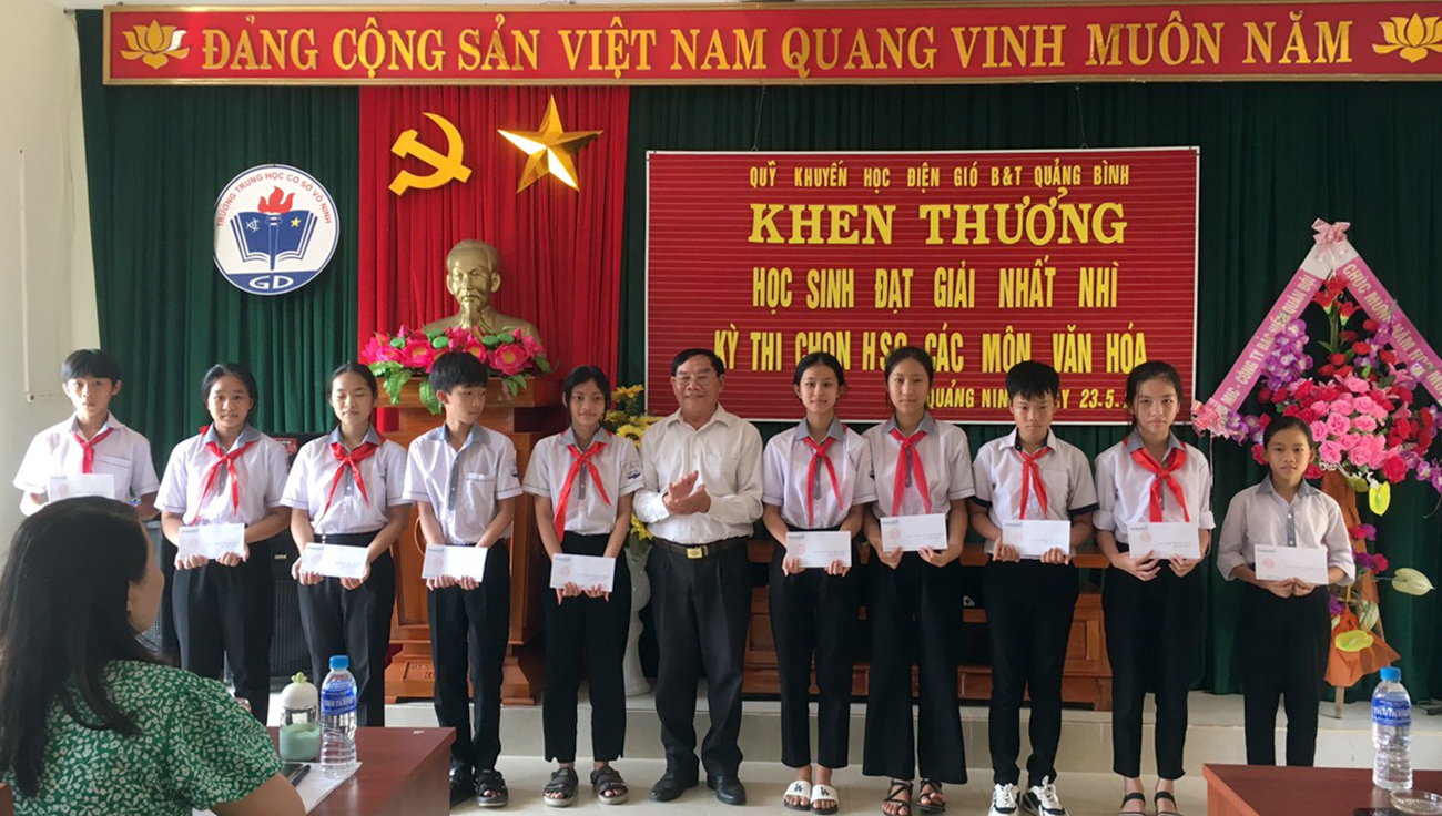 Trao thưởng gần 60 triệu đồng cho học sinh giỏi huyện Quảng Ninh