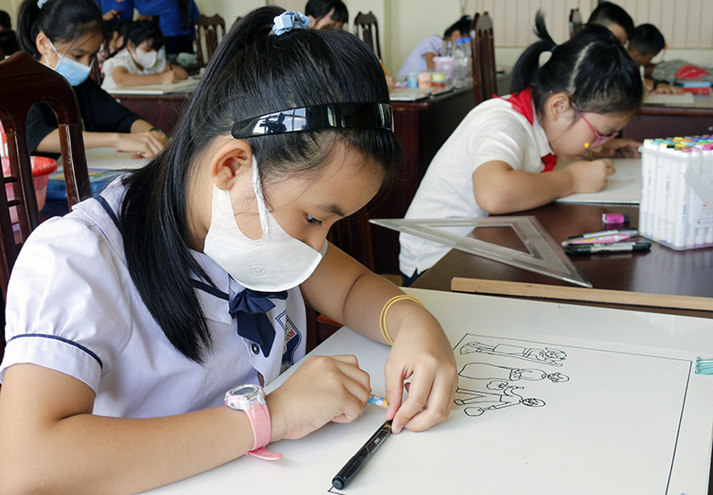 50 học sinh tham gia vẽ tranh "Em yêu biển đảo Việt Nam"