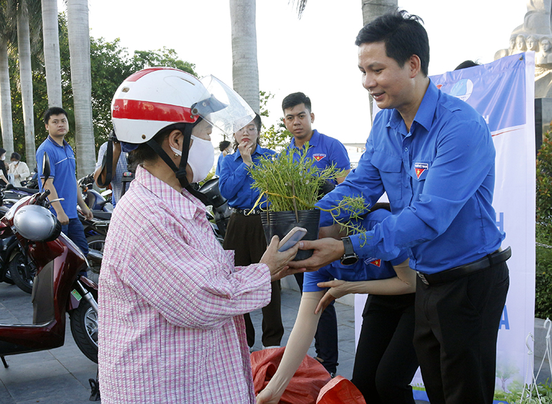 Hơn 300 đoàn viên, thanh niên tham gia làm sạch bãi biển Nhật Lệ