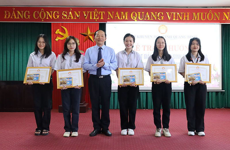 Hội Khuyến học tỉnh: Trao thưởng cho học sinh và giáo viên đạt thành tích cao