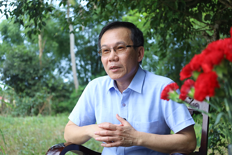 "Sông sâu tĩnh lặng, lúa chín cúi đầu"