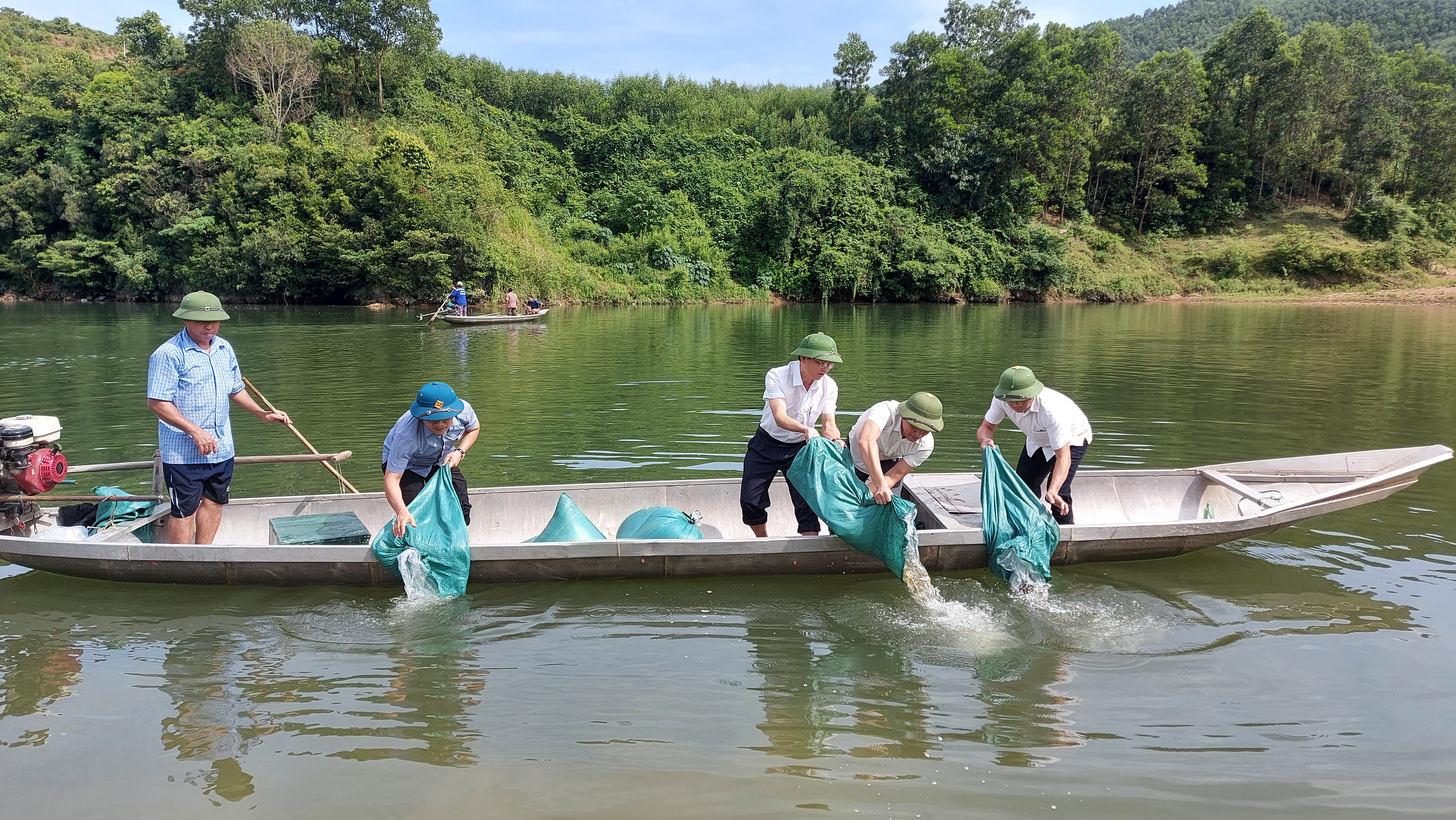 Tuyên Hoá: Thả gần 60 nghìn con cá giống trên sông Gianh