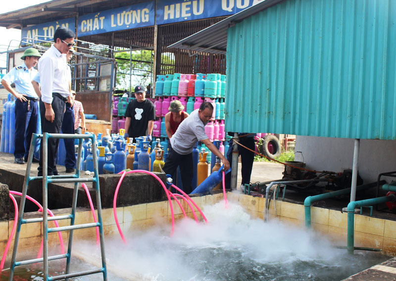 Tiêu hủy số lượng lớn chai đựng khí dầu mỏ hóa lỏng, bình chứa khí cười