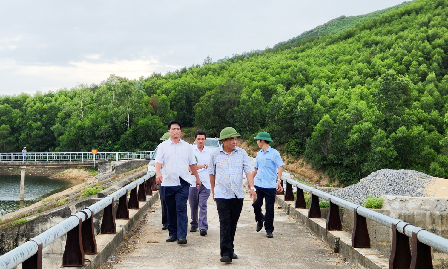 Đồng chí Phó Chủ tịch Thường trực UBND tỉnh kiểm tra tình hình hồ chứa thủy lợi