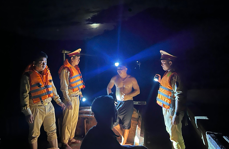 Phát hiện, xử lý thuyền khai thác cát lòng sông trái phép