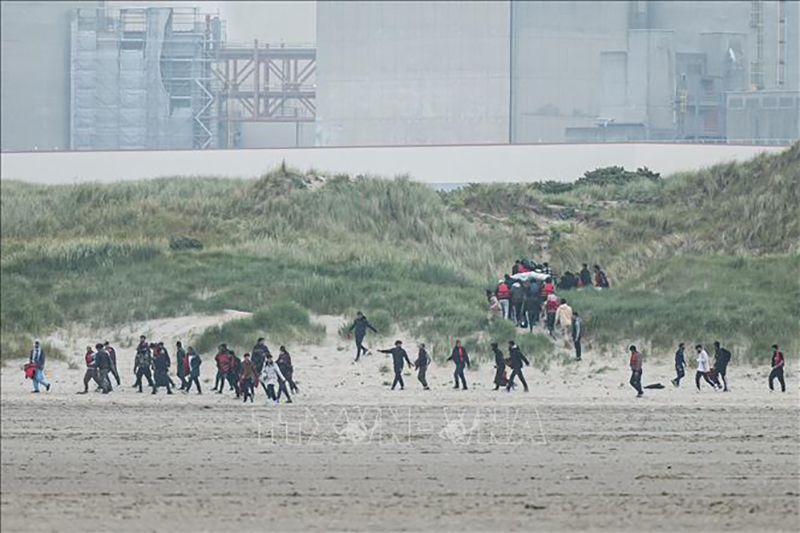 Anh ghi nhận số người di cư kỷ lục qua eo biển Manche trong một ngày