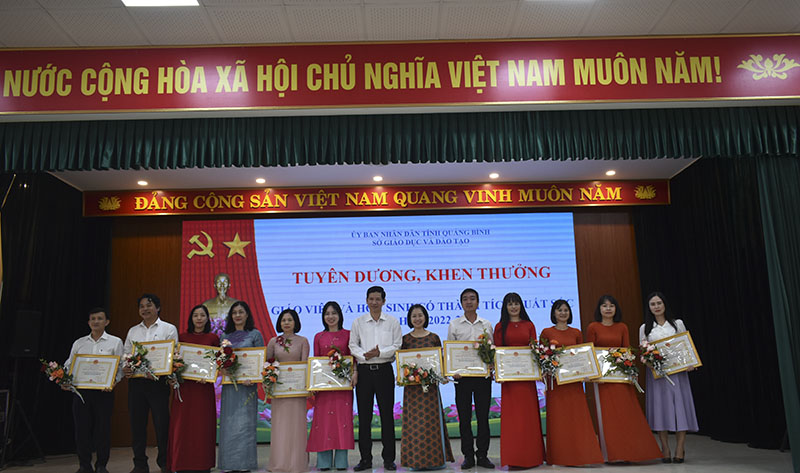 Tuyên dương, khen thưởng giáo viên, học sinh có thành tích xuất sắc