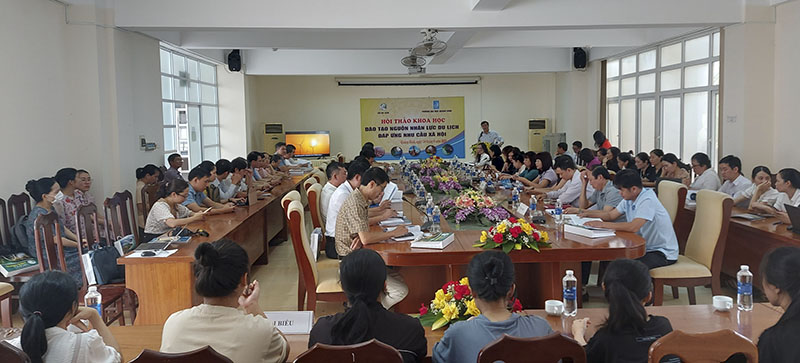 Hội thảo khoa học "Đào tạo nguồn nhân lực đáp ứng nhu cầu xã hội"