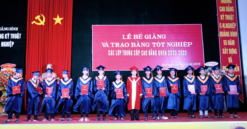 Trao bằng tốt nghiệp trung cấp, cao đẳng khóa 2020-2023