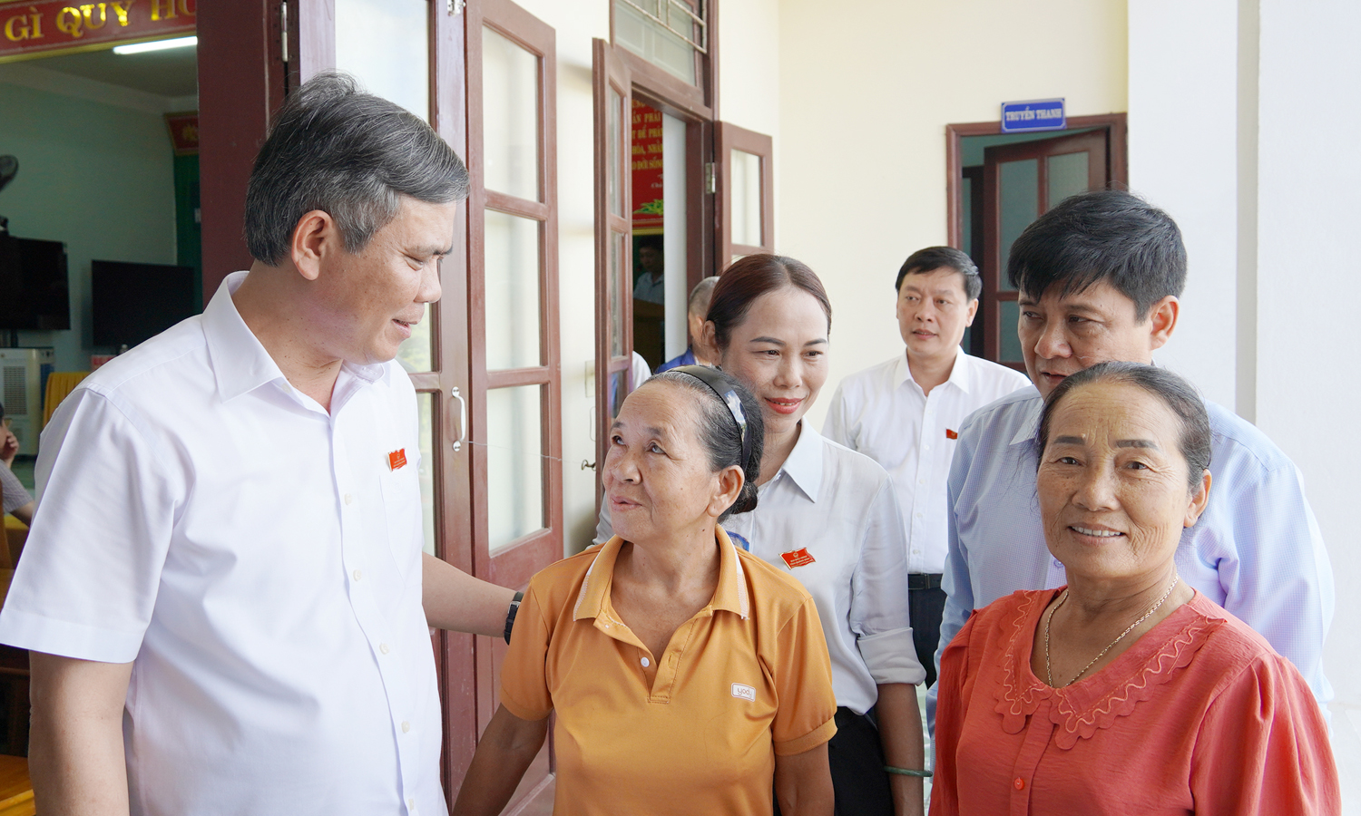 Đồng chí Chủ tịch UBND tỉnh Trần Thắng tiếp xúc với cử tri huyện Bố Trạch