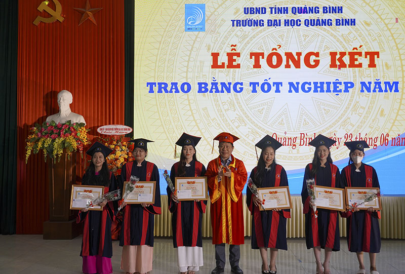 Trường đại học Quảng Bình: Trao bằng tốt nghiệp đại học khóa 61 và cao đẳng khóa 62 cho sinh viên