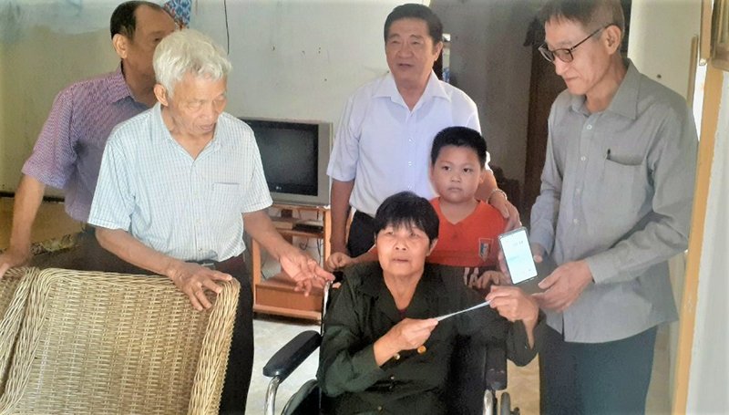 Trao quà cho nạn nhân chất độc da cam