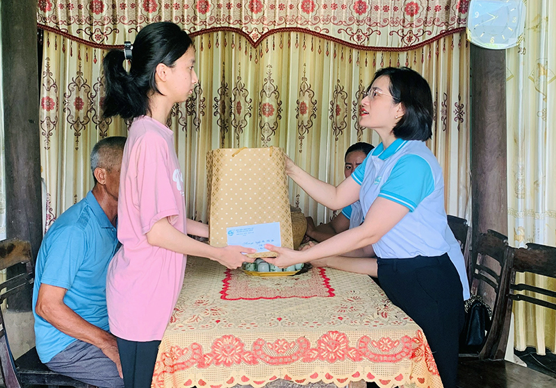 Hội LHPN huyện Quảng Ninh: Trao tiền hỗ trợ cho trẻ mồ côi