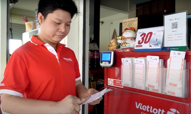 Nghị lực phi thường của chàng trai bán vé số liệt nửa người