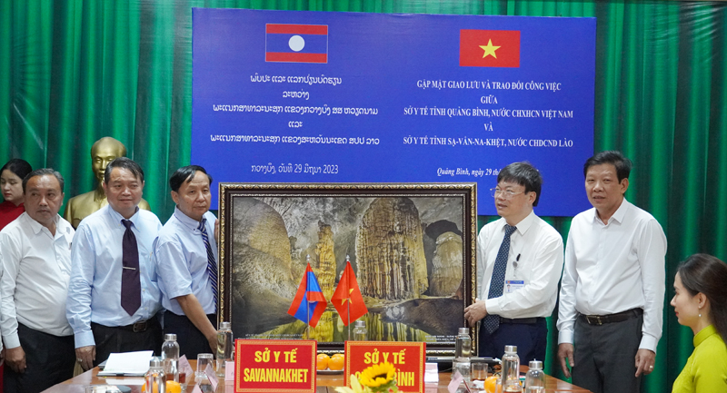 Ngành Y tế Quảng Bình và Sạ-vẳn-na-khệt: Trao đổi kinh nghiệm trong lĩnh vực y tế