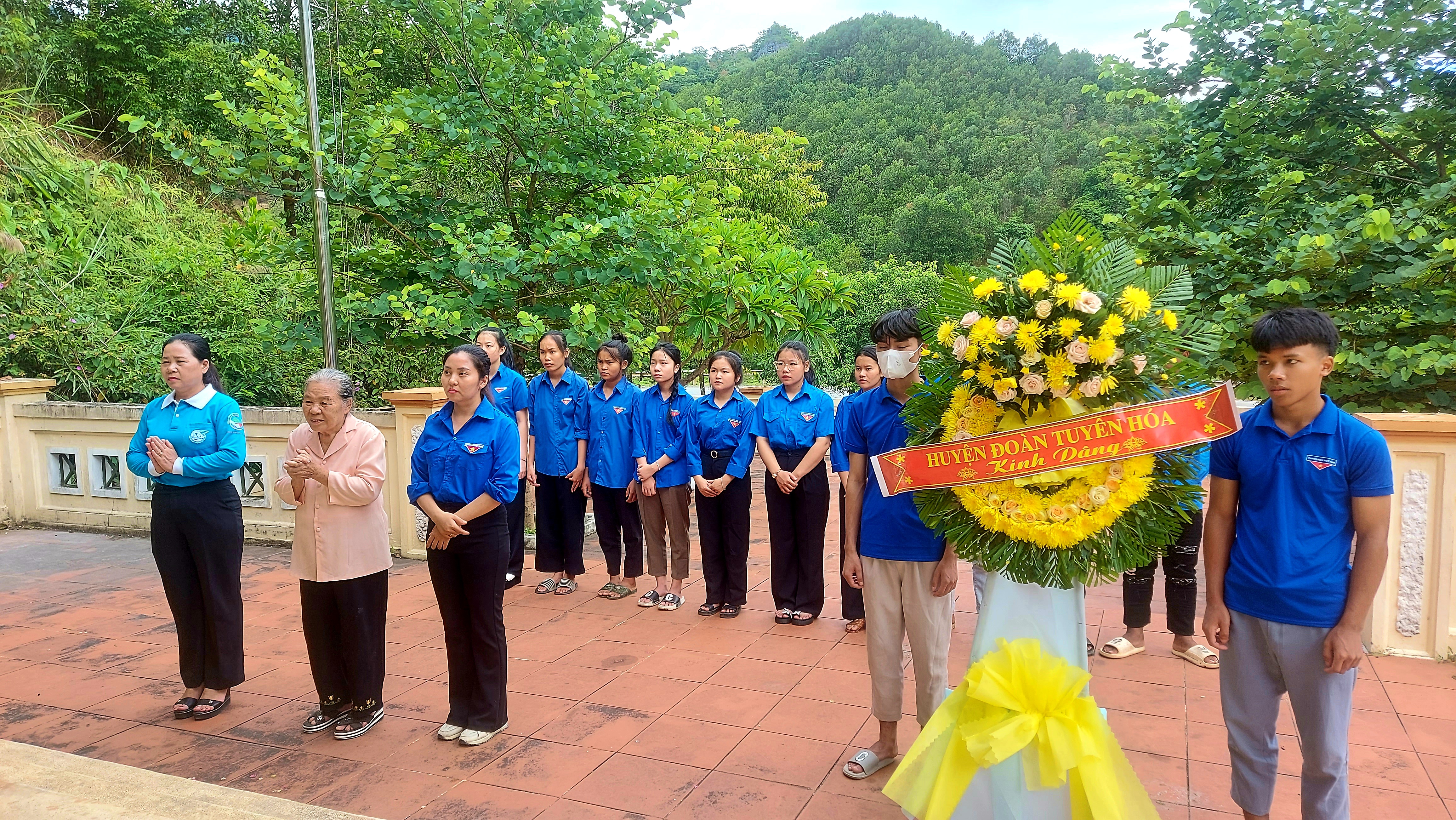 Dâng hương tưởng niệm các liệt sĩ ở đồi Cha Quang