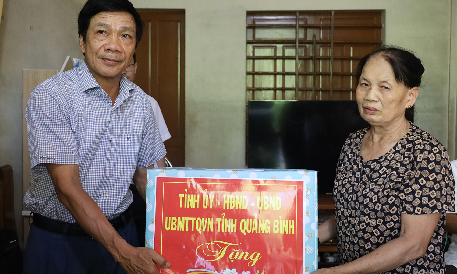 Đồng chí Phó Chủ tịch Thường trực HĐND tỉnh thăm, tặng quà gia đình người có công tại huyện Tuyên Hóa