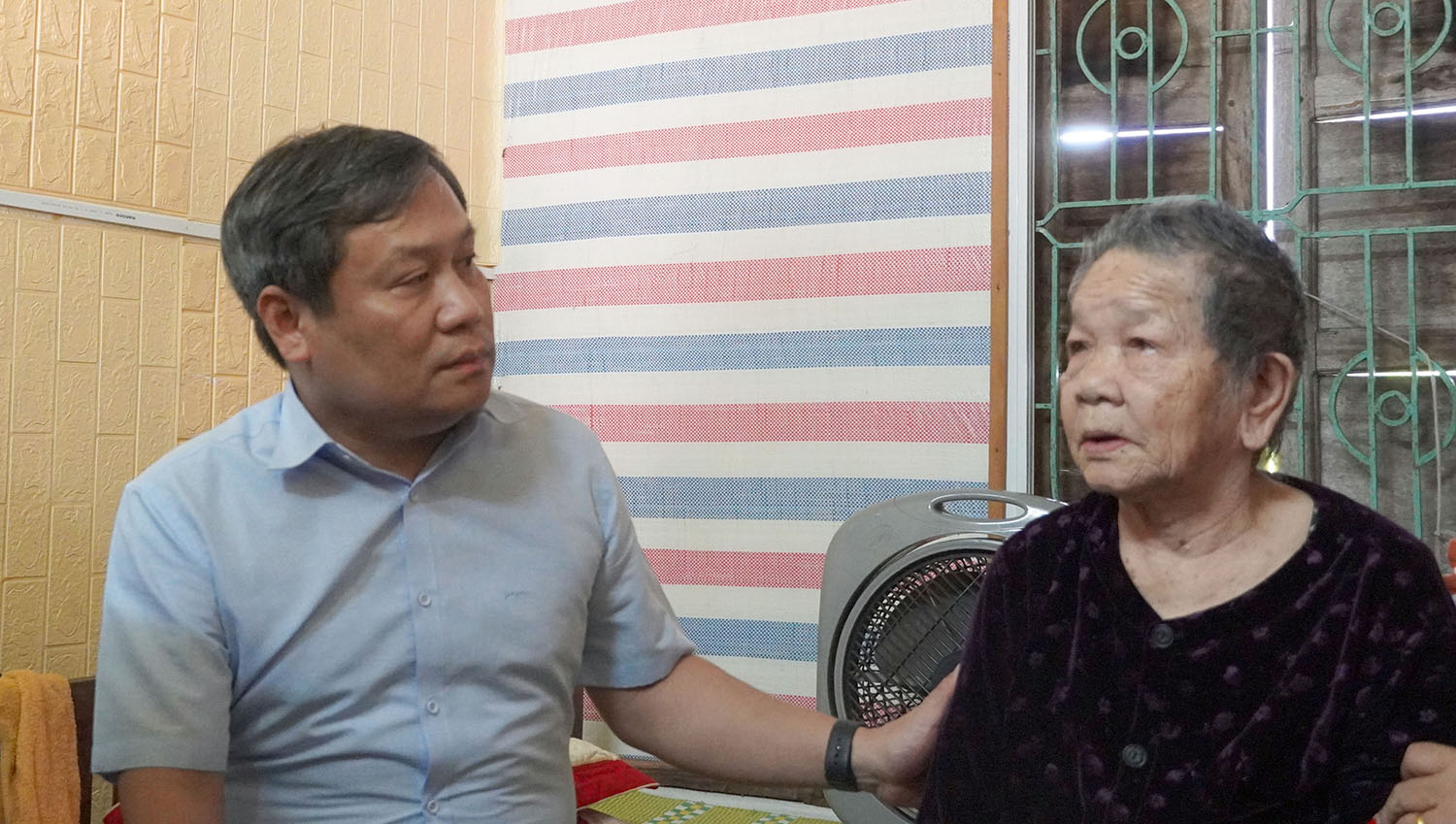 Đồng chí Bí thư Tỉnh ủy thăm các Bà mẹ Việt Nam anh hùng