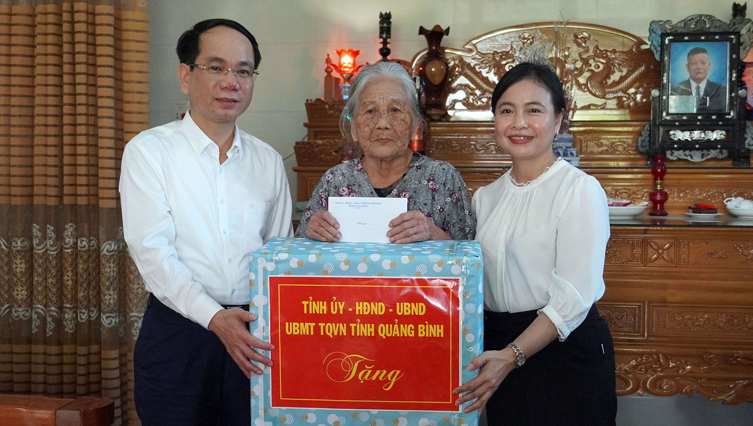Đồng chí Phó Chủ tịch UBND tỉnh Phan Mạnh Hùng thăm, tặng quà người có công