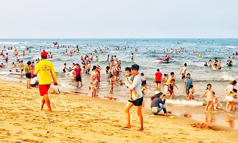 Biển Nhật Lệ tấp nập 