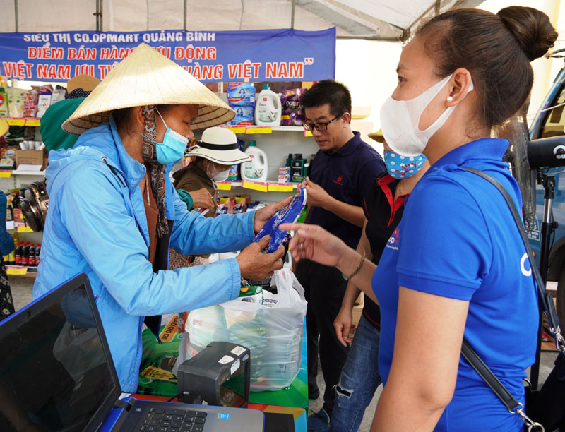 Co.opmart Quảng Bình đưa hàng hóa về nông thôn