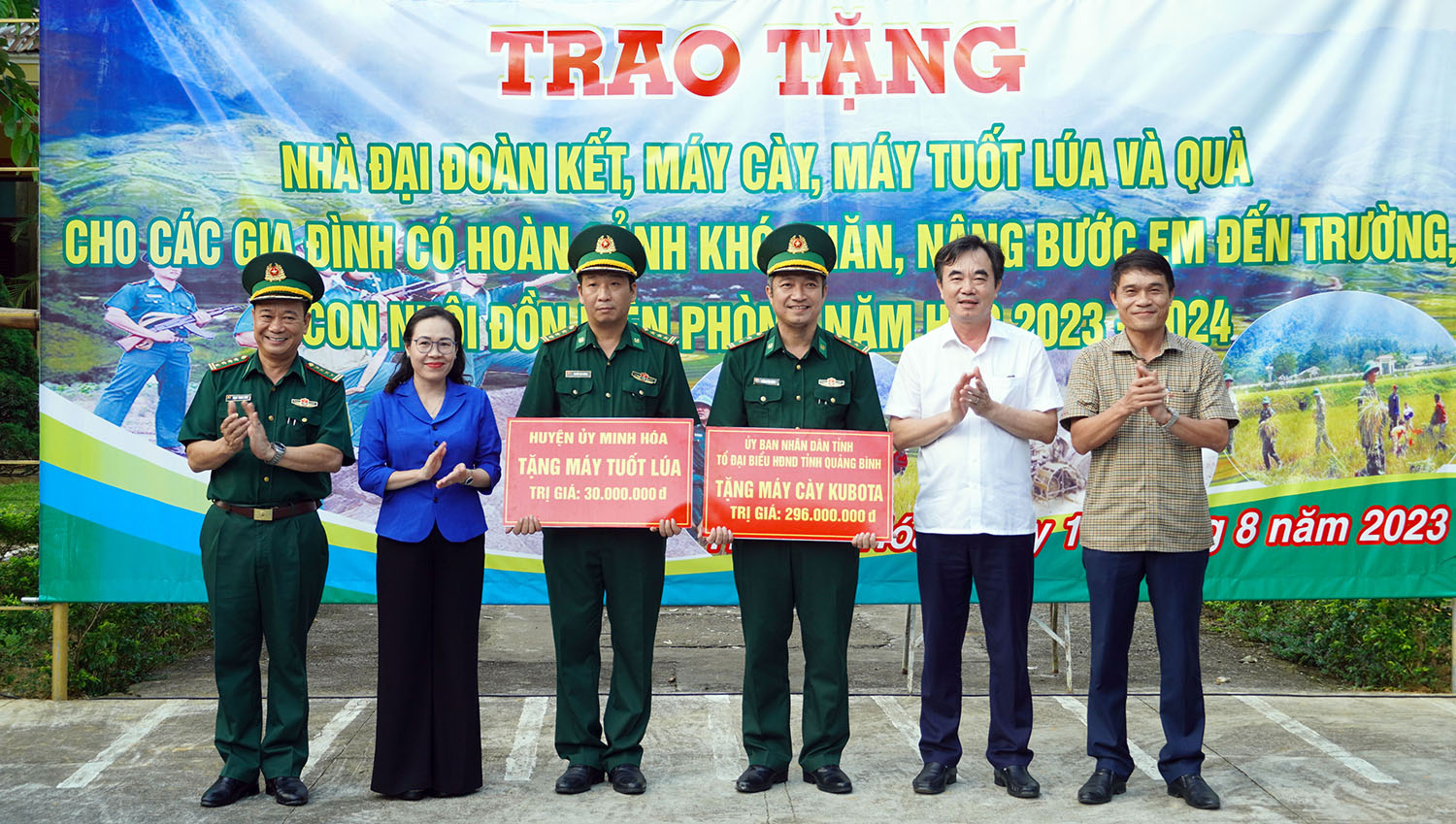 Các đồng chí lãnh đạo tỉnh thăm, tặng quà đồng bào dân tộc thiểu số tại huyện Minh Hóa