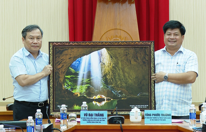 Đoàn công tác tỉnh Quảng Bình trao đổi kinh nghiệm về quy hoạch và phát triển đô thị tại Kiên Giang