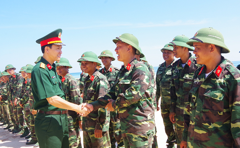 Bộ Chỉ huy Quân sự tỉnh: Thăm, tặng quà các đơn vị làm nhiệm vụ huấn luyện thực binh