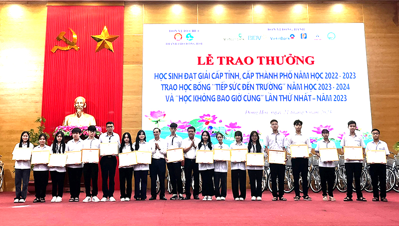 TP. Đồng Hới: Trao học bổng "Tiếp sức đến trường"