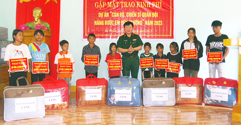 Bộ Chỉ huy Quân sự tỉnh: Gặp mặt, trao kinh phí thực hiện dự án "Nâng bước chân em tới trường"