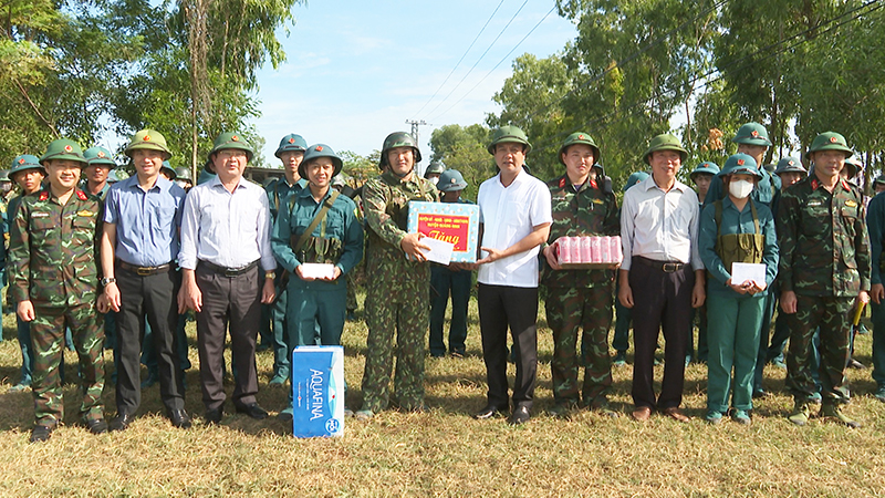Quảng Ninh: Thăm, tặng quà các đơn vị tham gia diễn tập khu vực phòng thủ