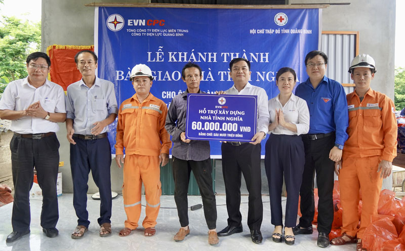 Bàn giao nhà tình nghĩa cho hộ nghèo