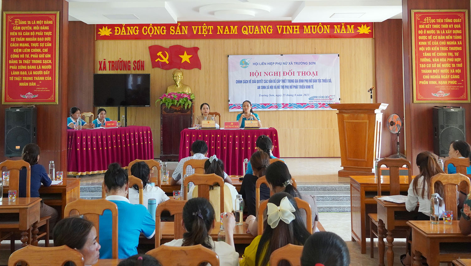 Đối thoại về các vấn đề cấp thiết trong gia đình phụ nữ dân tộc thiểu số