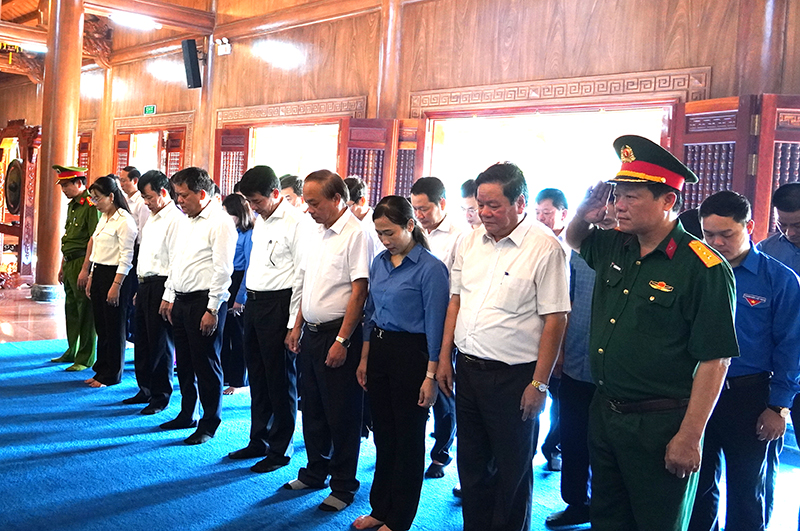 TP. Đồng Hới: Dâng hoa, dâng hương tưởng niệm Bác Hồ và các Anh hùng liệt sỹ