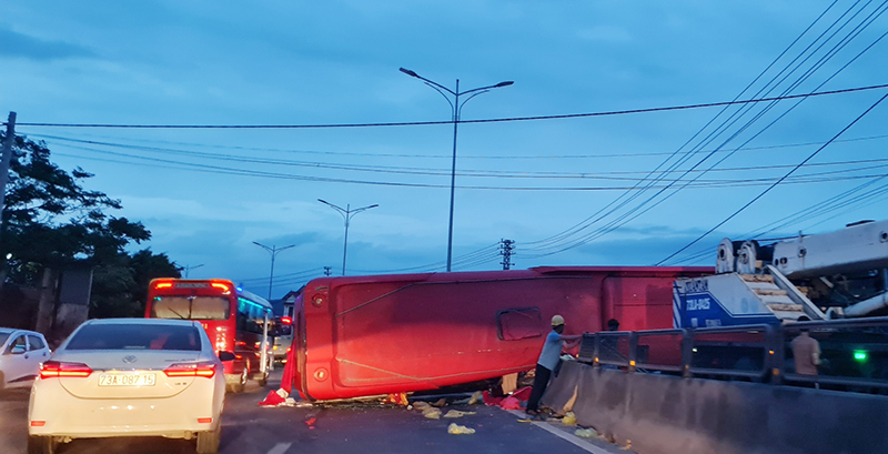 Xe khách lật ngang Quốc lộ 1 khiến hàng chục hành khách hoảng loạn