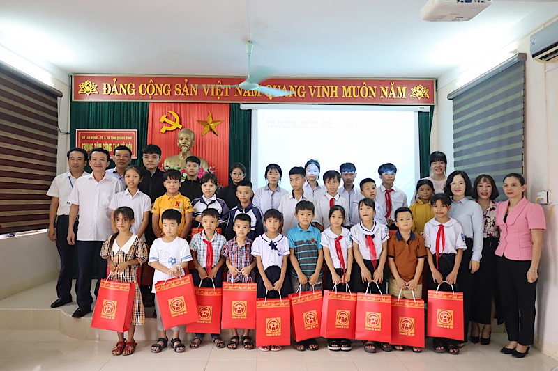 Trao quà cho trẻ em có hoàn cảnh khó khăn nhân dịp năm học mới