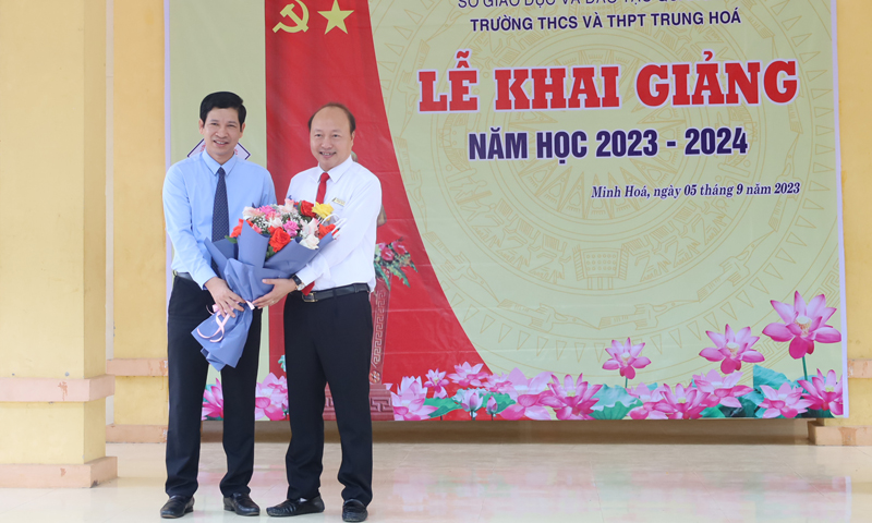 Đồng chí Phó Chủ tịch UBND tỉnh Hồ An Phong dự lễ khai giảng năm học mới tại Minh Hóa