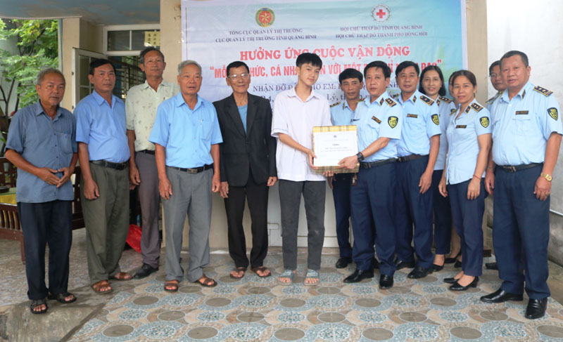 Nhận đỡ đầu cho học sinh hoàn cảnh khó khăn