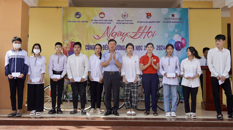 Tổ chức ngày hội "Cùng em đến trường"