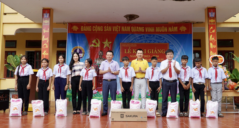 "Tiếp sức đến trường" cho học sinh nghèo miền núi Quảng Bình
