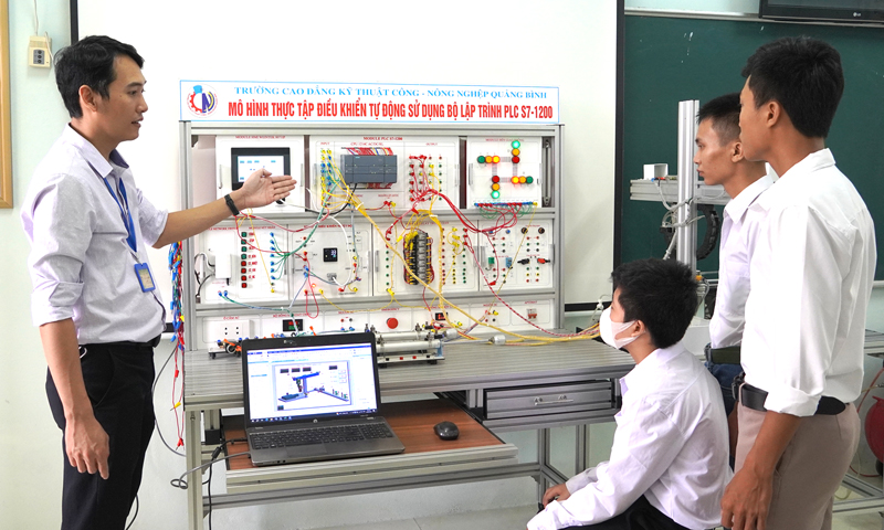 Ứng dụng thành công mô hình thực tập điều khiển tự động