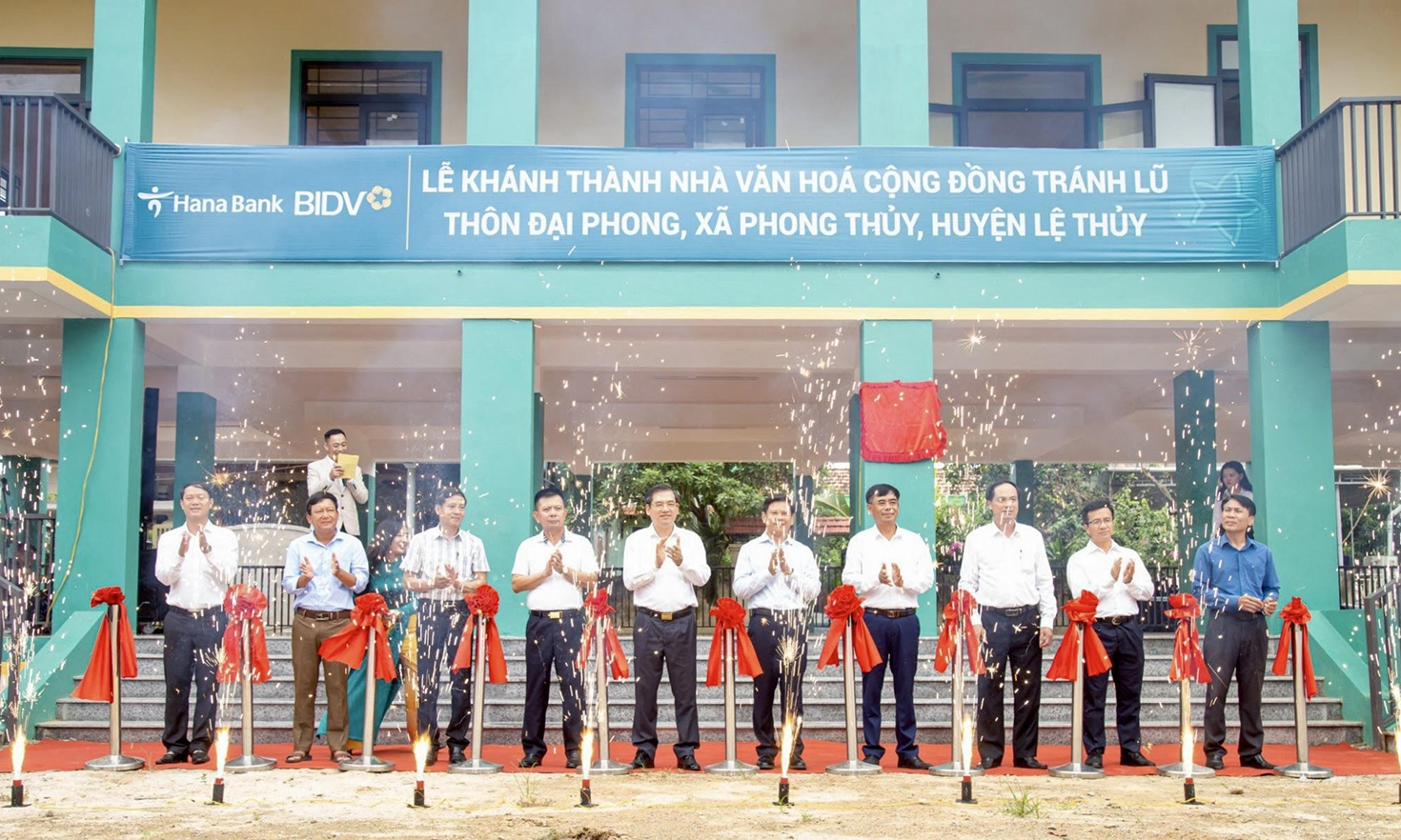 Khánh thành và bàn giao 2 nhà văn hóa cộng đồng tránh lũ tại huyện Lệ Thủy