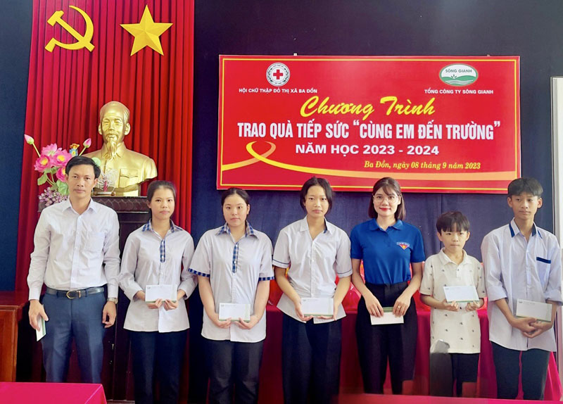 TX. Ba Đồn: Tiếp sức "Cùng em đến trường"