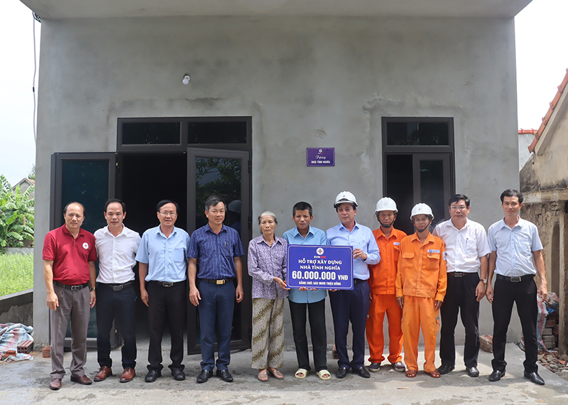 PC Quảng Bình: Bàn giao nhà tình nghĩa cho các hộ gia đình nghèo
