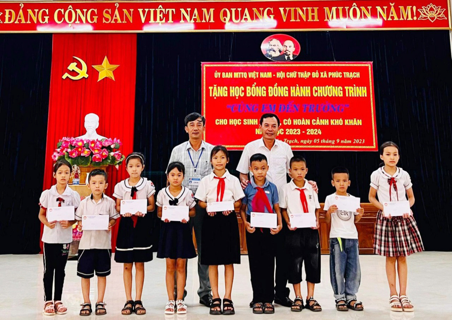 Bố Trạch: Trao hỗ trợ 145 triệu đồng cho học sinh hoàn cảnh khó khăn
