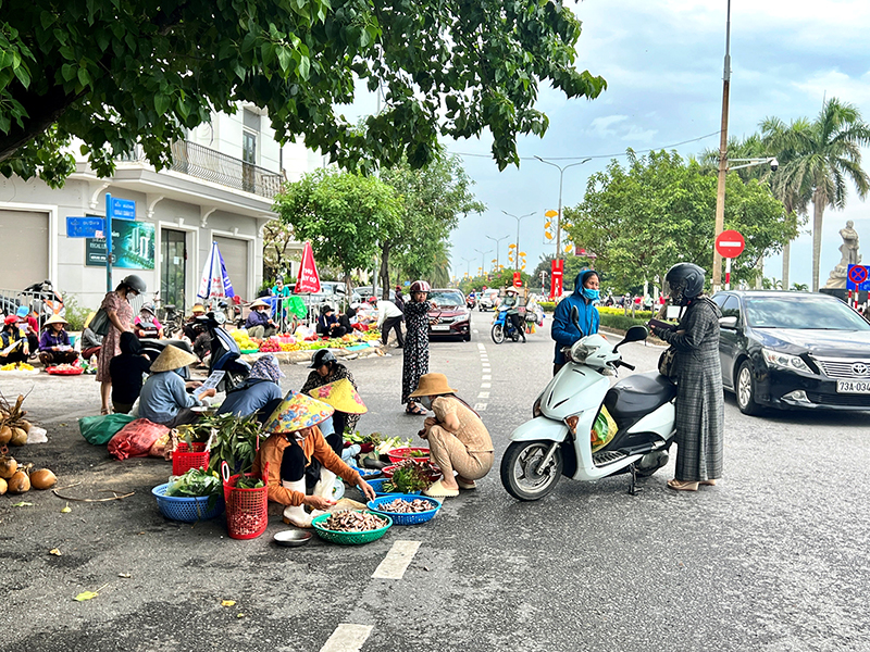 Đường biến thành... chợ!