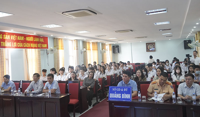 Hưởng ứng lễ phát động học sinh nghiêm chỉnh chấp hành pháp luật về an toàn giao thông