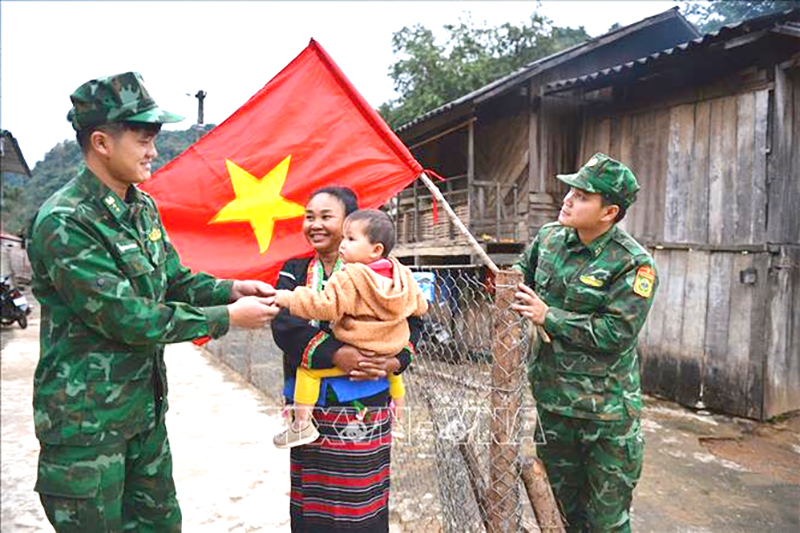 Cán bộ trong lực lượng Bộ đội Biên phòng tăng cường các xã, thị trấn biên giới: Tham gia xây dựng 1.190 tổ chức đảng