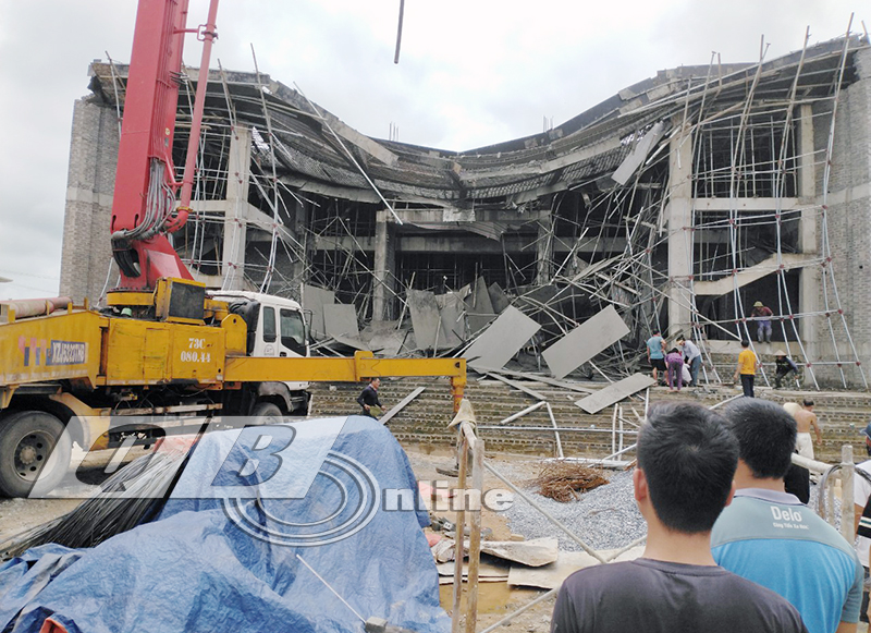 Phần sảnh trước công trình Trung tâm Văn Hóa huyện Tuyên Hóa bị đổ sập
