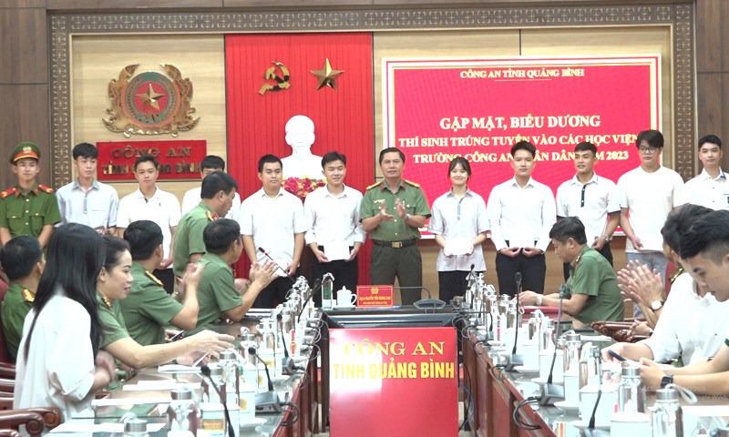 Biểu dương thí sinh trúng tuyển vào các trường Công an nhân dân năm 2023